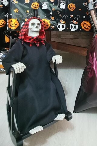 Halloween Sesli Hareketli Sallanan Sandalyede İskelet Cadılar Bayramı Hareketli Süs