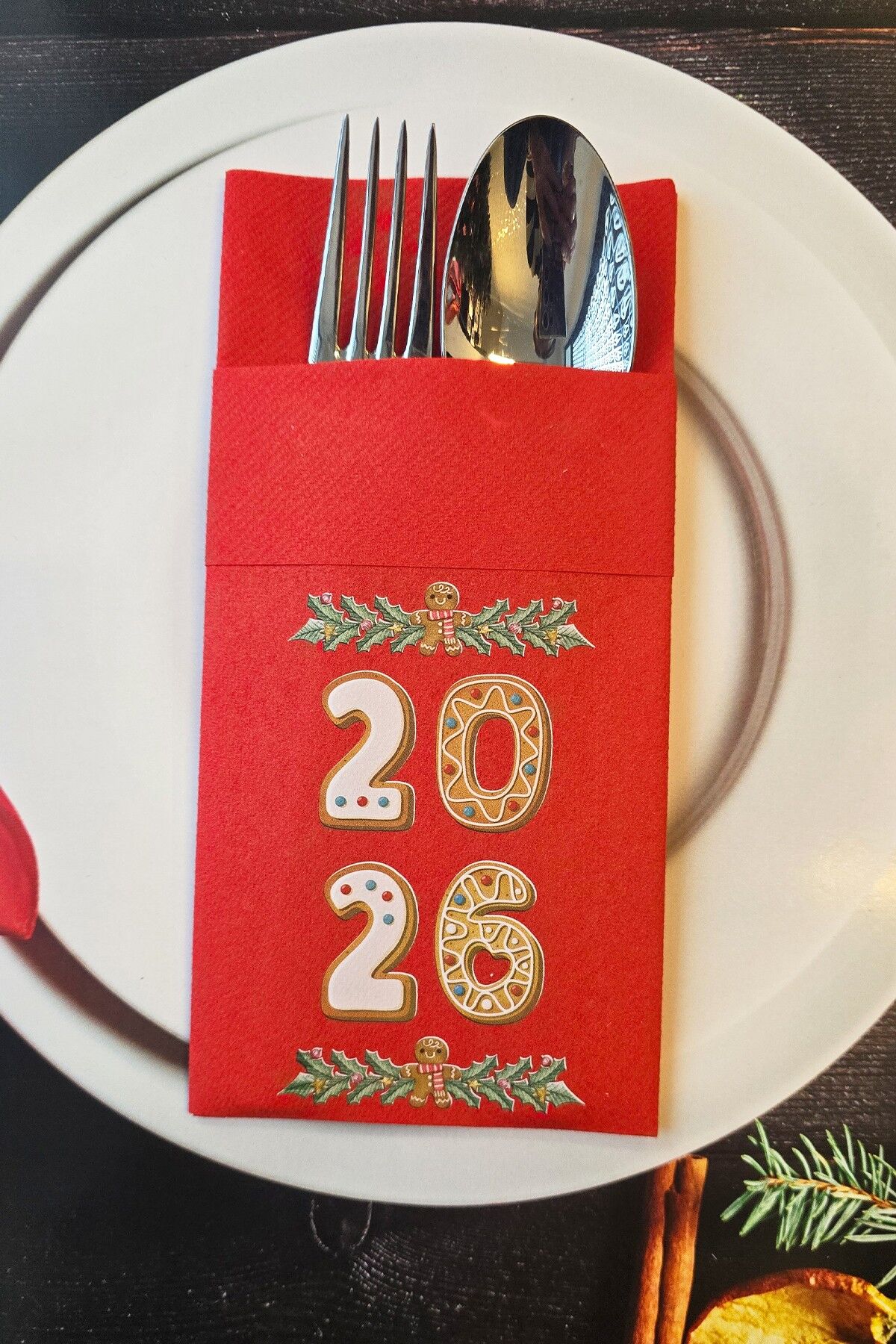 Kumaş Dokulu Kırmızı 2026 Kurabiye Adam Gingerbread Tasarım Baskılı Cepli Yılbaşı Peçetesi 6lı