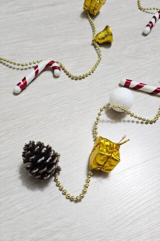 Yılbaşı Ağaç Süsü Zincir Süs 150cm Kozalak Baston Şeker Hediye Paketi Çan Yılbaşı Ağacı Süsü Zincir Lüks