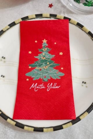 Yılbaşı Ağacı Mutlu Yıllar Baskılı Kırmızı Yılbaşı Peçetesi 12li Paket