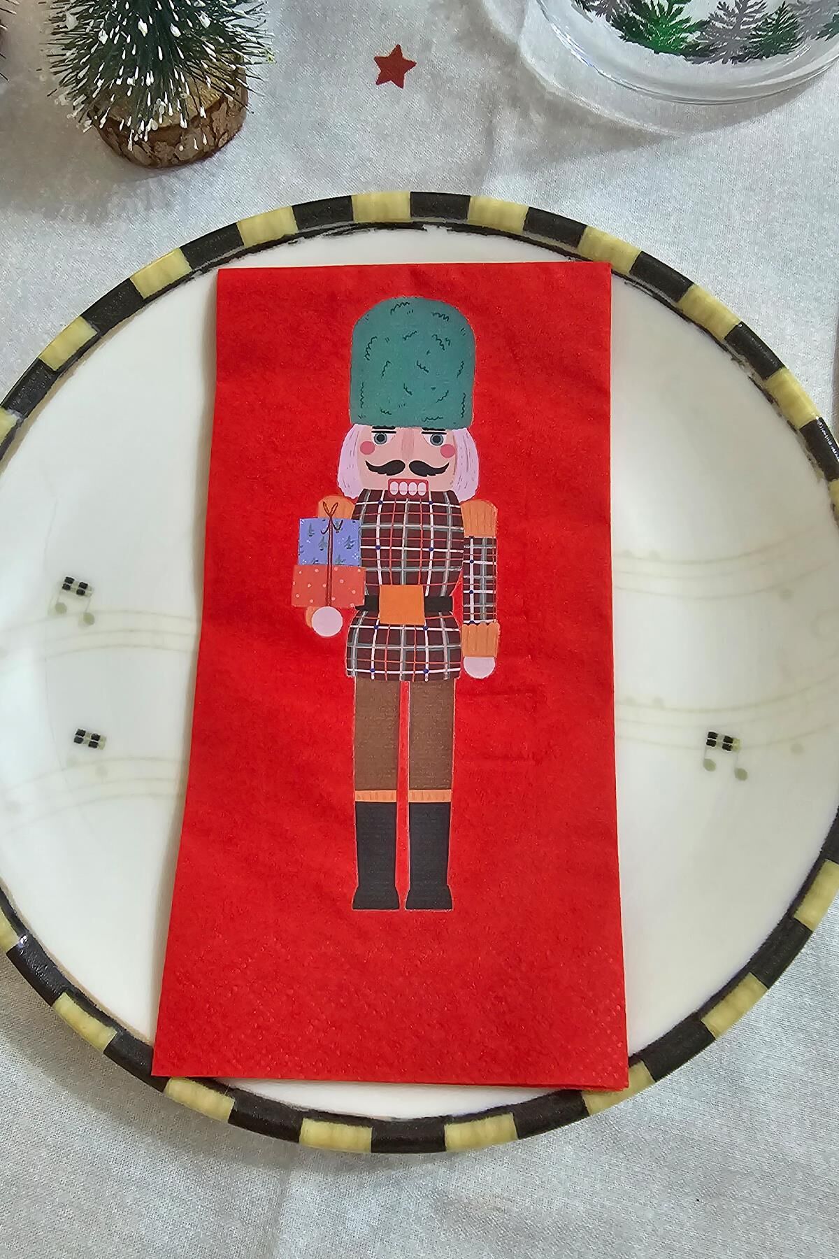 Kurşun Asker Baskılı Kırmızı Yılbaşı Peçetesi - Nutcracker Kırmızı Peçete 12li Paket