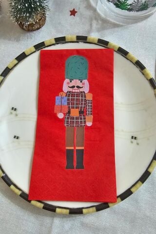 Kurşun Asker Baskılı Kırmızı Yılbaşı Peçetesi - Nutcracker Kırmızı Peçete 12li Paket