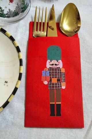 Kumaş Dokulu Kırmızı Hediye Paketleri Taşıyan Kurşun Asker Baskılı Yılbaşı Peçetesi - Cepli Kırmızı Peçete 6lı Paket