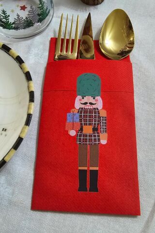 Kumaş Dokulu Kırmızı Hediye Paketleri Taşıyan Kurşun Asker Baskılı Yılbaşı Peçetesi - Cepli Kırmızı Peçete 6lı Paket