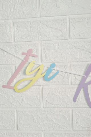 Makaron Renkler İyi Ki Doğdun Banner Kaligrafi El Yazısı Doğum Günü Duvar Süsü