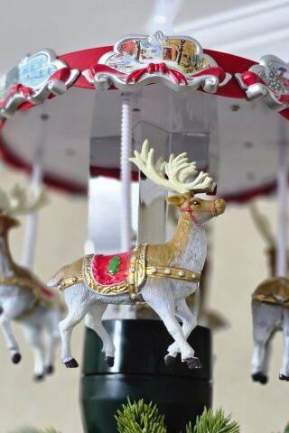 Yılbaşı Ağacı Tepeliği Hareketli ve Işıklı Dönen Geyikler Atlı Karınca Şeklinde Yılbaşı Ağacı Tepeliği Lüks