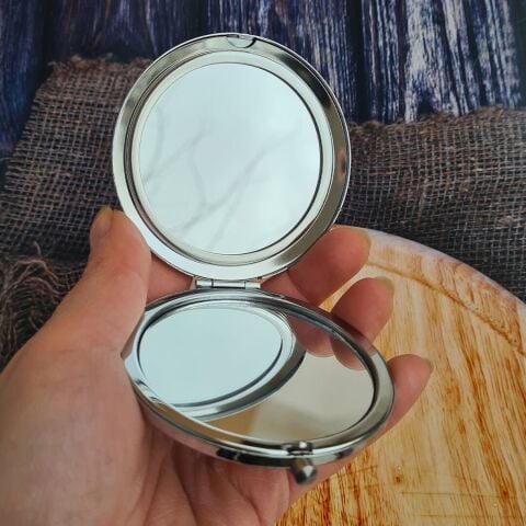 Metal Aynalı Kadınlar Günü Hediye Seti Renkli Kadınlar 8 Mart Hediyelik Ayna Toka Çanta