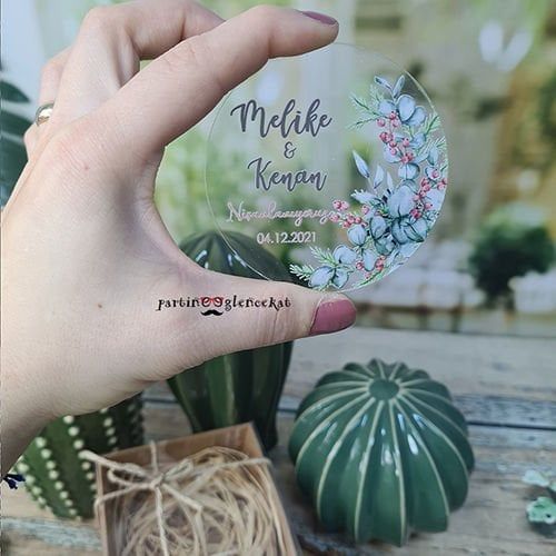Okaliptus Kırmızı Çiçekler Konsept Şeffaf Pleksi Magnet Şeffaf Kapaklı Kraft Kutu