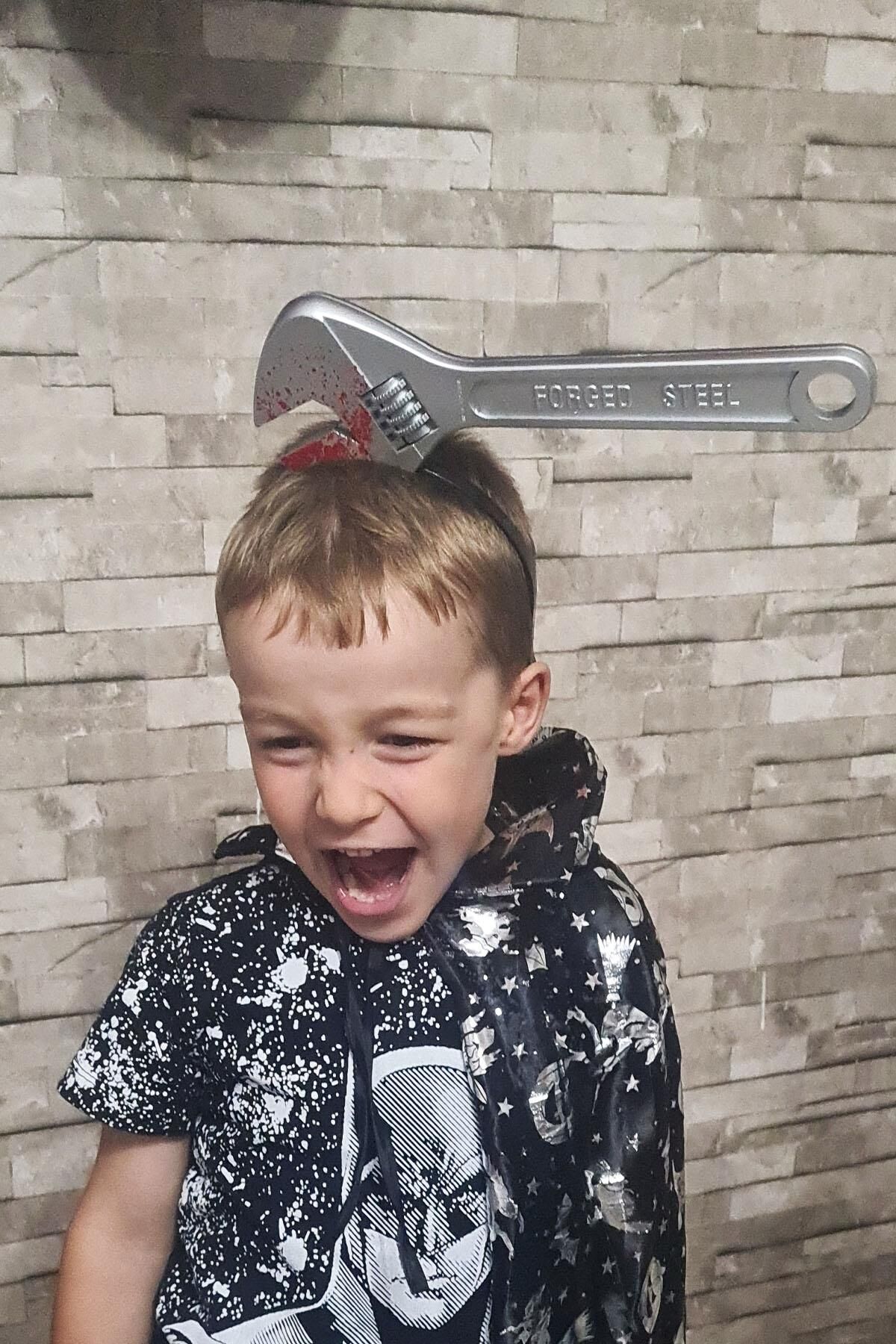 İngiliz Anahtarı Şeklinde Şaka Tacı Halloween Aksesuarları Kafaya Geçirilen Kanlı Şaka Tacı 1. Kalite