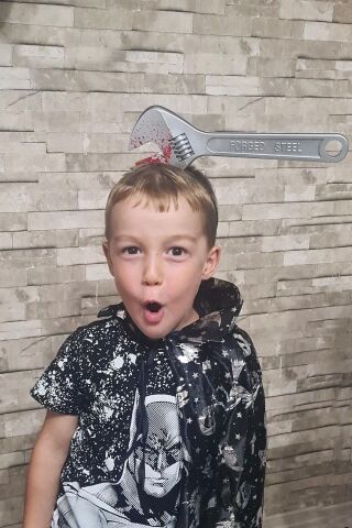 İngiliz Anahtarı Şeklinde Şaka Tacı Halloween Aksesuarları Kafaya Geçirilen Kanlı Şaka Tacı 1. Kalite