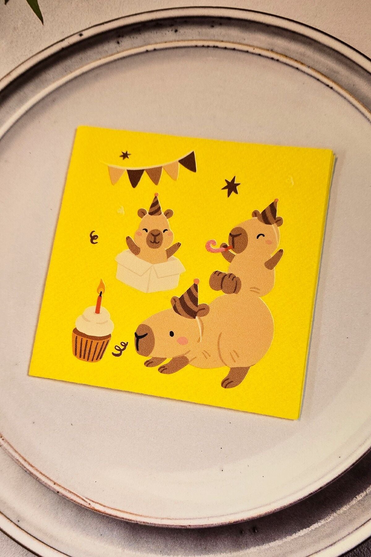 Kapibara Doğum Günü Peçetesi 12li Sarı Kare Kumaş Dokulu 12 Adet