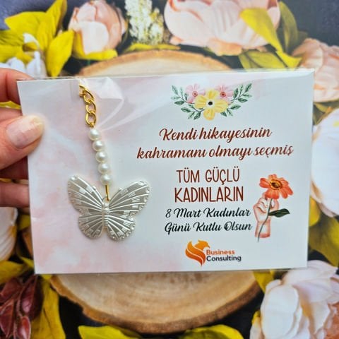 8 Mart Kadınlar Günü Çiçek Desenli Kartlı Kelebek Şeklinde Anahtarlık Hediyelik