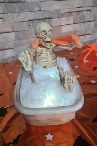 Halloween Sesli Hareketli Küvette İskelet Cadılar Bayramı Hareketli Süs