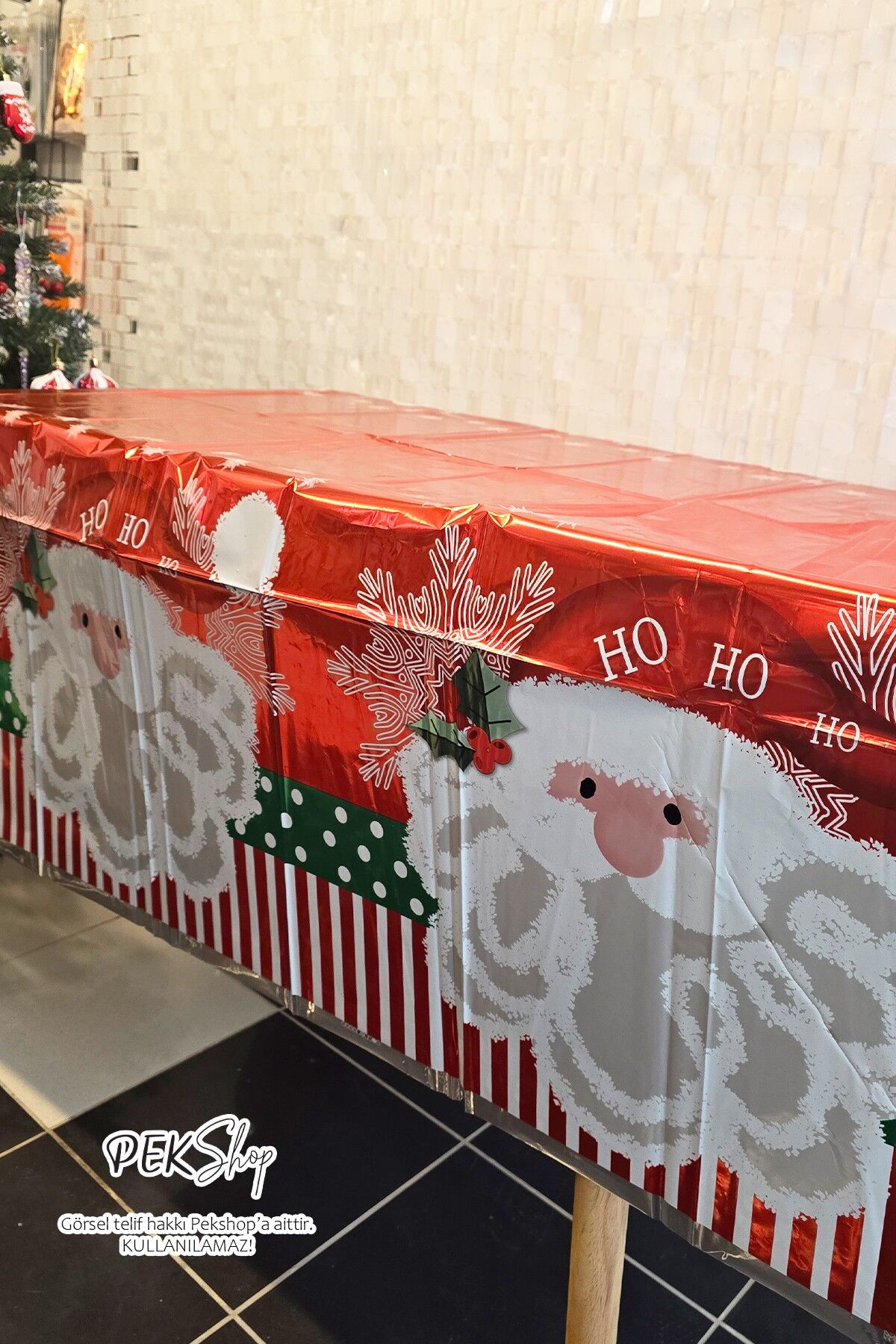 Kırmızı Yılbaşı Noel Baba Desenli Masa Örtüsü