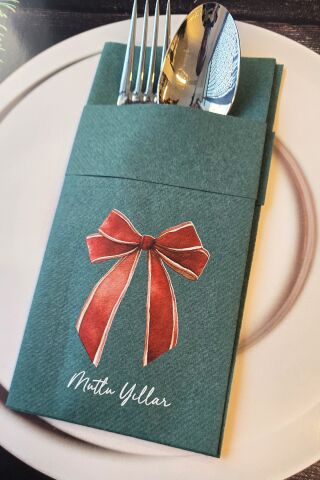 Kumaş Dokulu Yeşil Kırmızı Zarif Fiyonk Tasarım Cepli Yılbaşı Peçetesi 6lı Paket