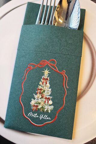 Kumaş Dokulu Yeşil Fiyonk Detaylı Yılbaşı Ağacı Baskılı Cepli Yılbaşı Peçetesi 6lı Paket