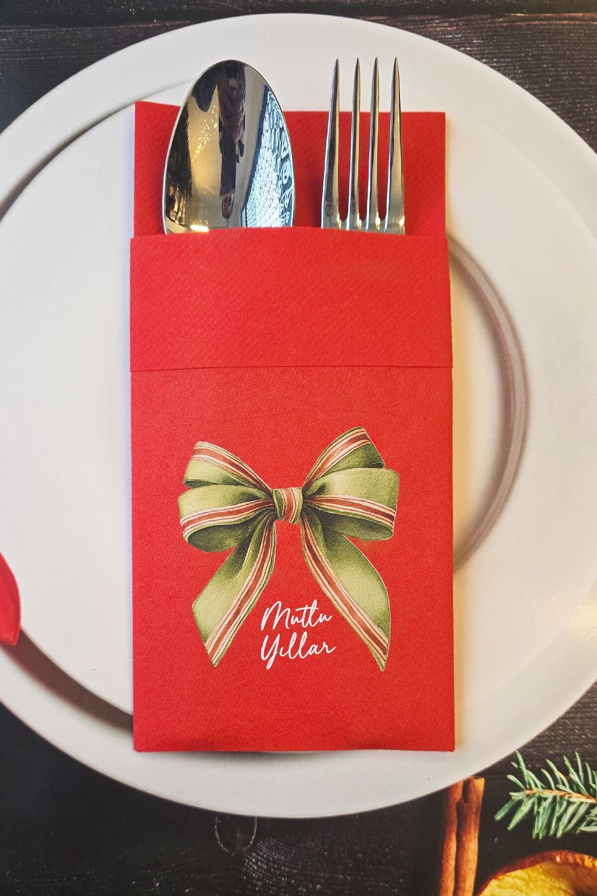 Kumaş Dokulu Kırmızı Zarif Yeşil Fiyonk Tasarım Cepli Yılbaşı Peçetesi 6lı Paket