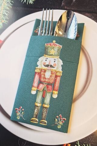 Kumaş Dokulu Yeşil Yılbaşı Kurşun Asker Tasarım Baskılı Cepli Yılbaşı Peçetesi 6lı Paket