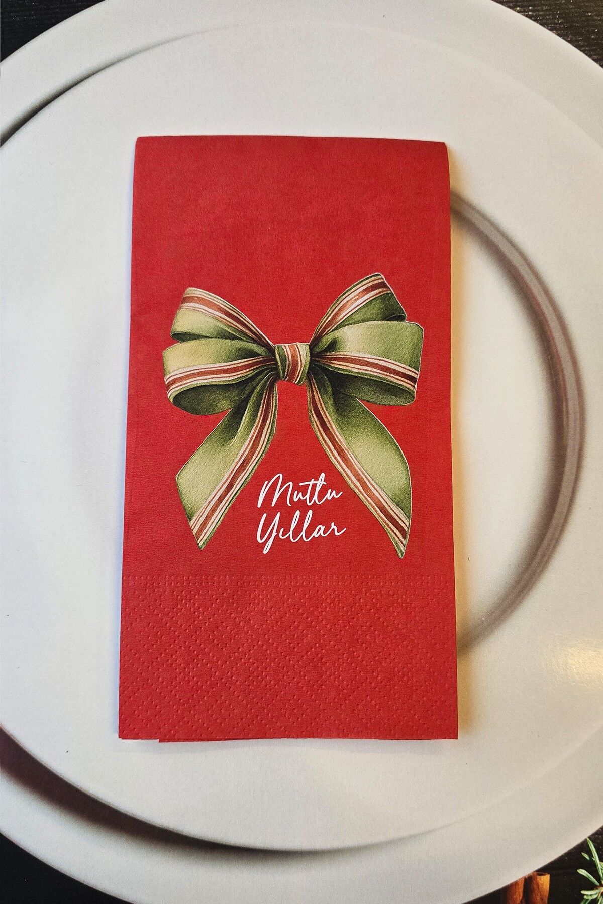 Zarif Yeşil Fiyonk Mutlu Yıllar Yazılı Kırmızı Yılbaşı Peçeteli 12li Kırmızı Peçete