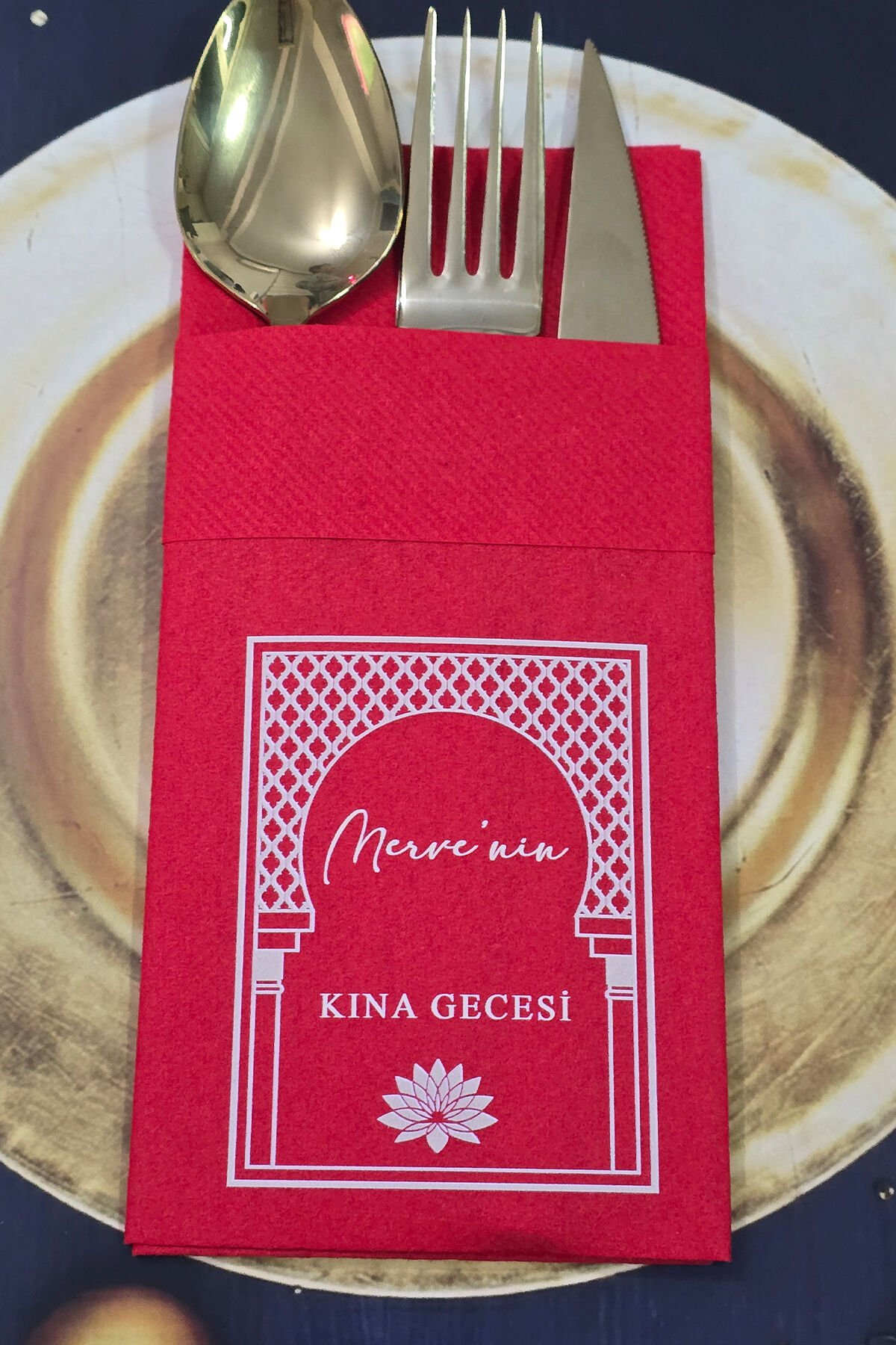 Kumaş Dokulu Cepli Kırmızı Peçete Etnik Çerçeveli Kına Konsept