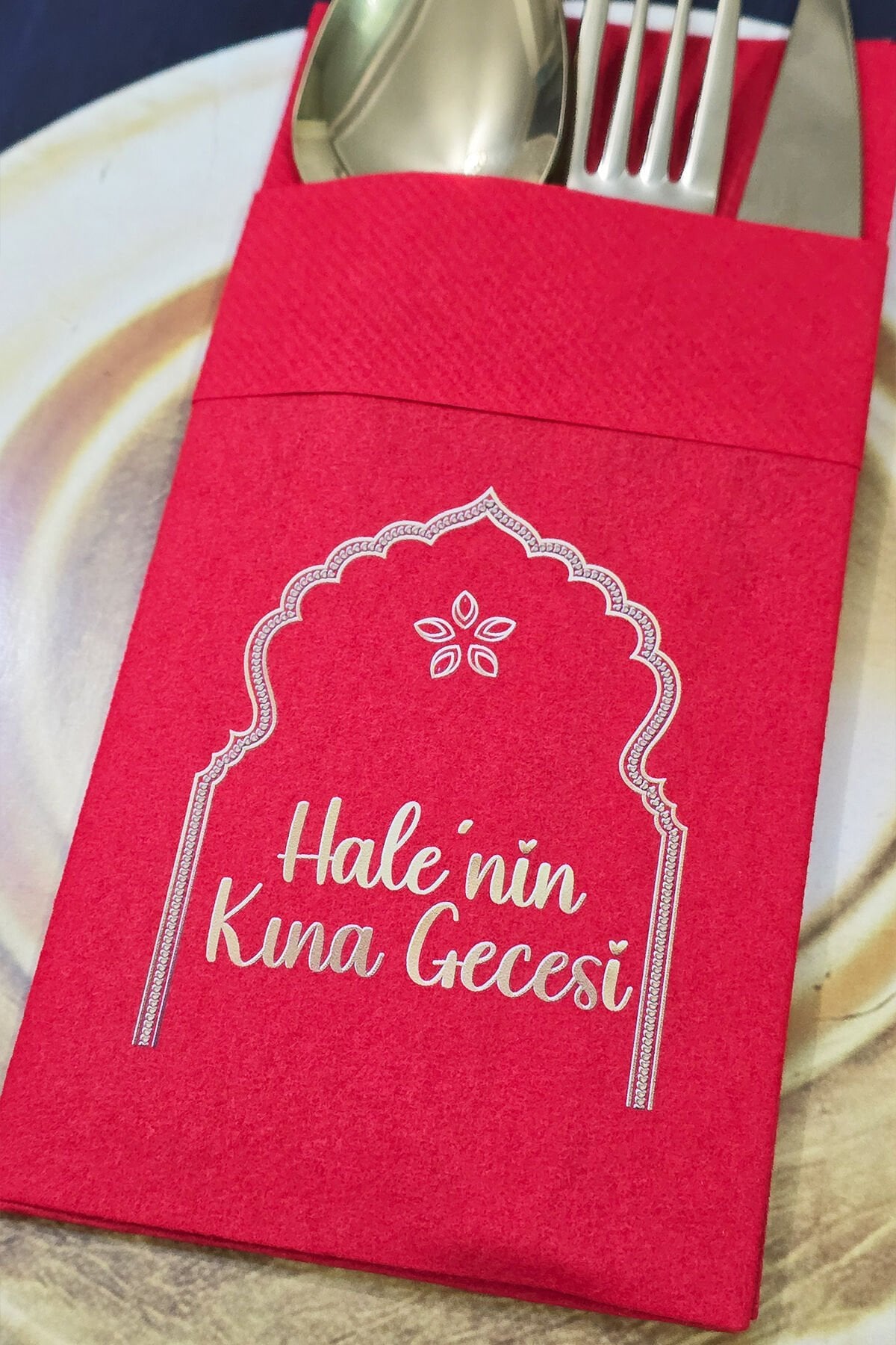 Kumaş Dokulu Cepli Kırmızı Peçete Gold Çerçeve Kına Konsept