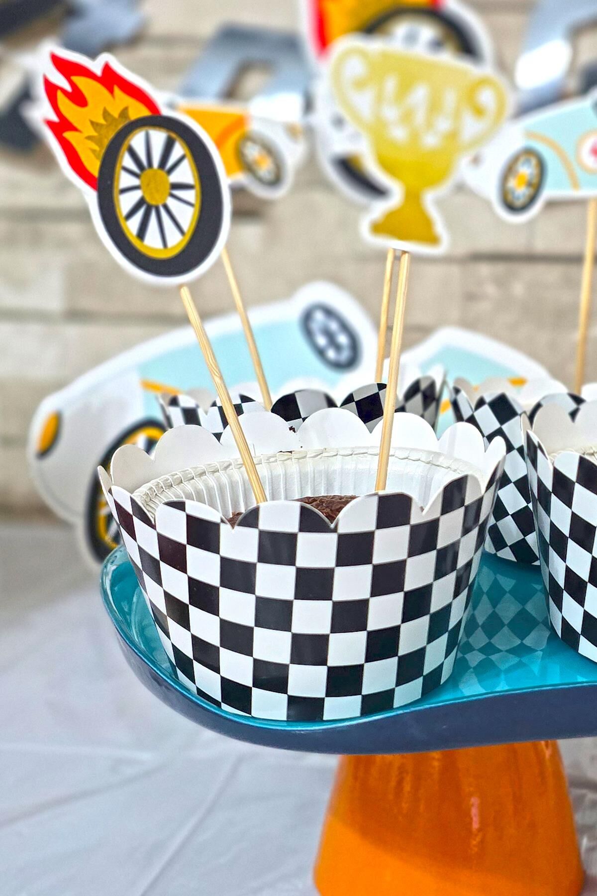 Yarış Konsepti Siyah Beyaz Dama Desen Cupcake Sargısı 10'lu