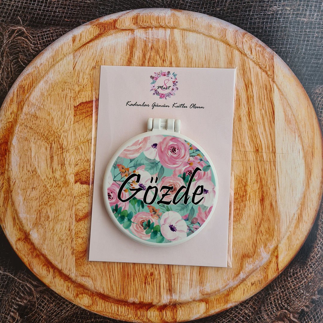 Tek Tek isimli Çiçekli 8 Mart Hediyelik Ayna Baskılı Kese İçerisinde