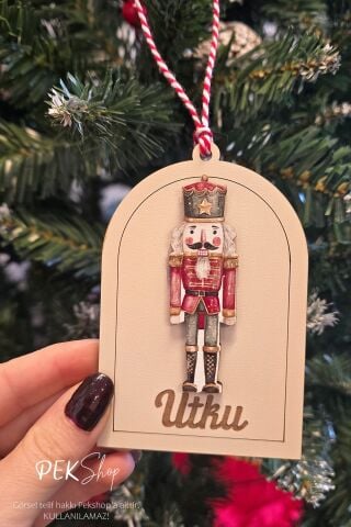 İsme Özel Kurşunasker Figürlü Ahşap Yılbaşı Ağaç Süsü İsimli Çam Ağacı Süsü