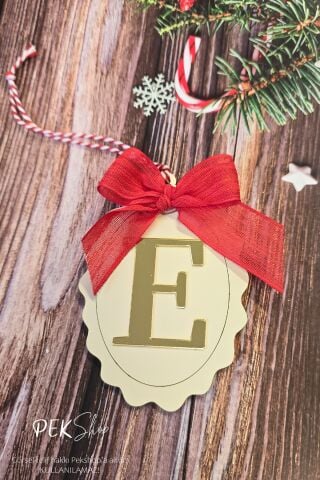 Baş Harfli Fiyonklu Yılbaşı Ağaç Süsü - Gold Baş Harf Kırmızı Fiyonk Kurdele Yeni Yıl Süsü