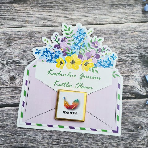 Çiçekli Zarf Şeklinde Özel Kesim Çikolatalı Kadınlar Günü Hediyesi
