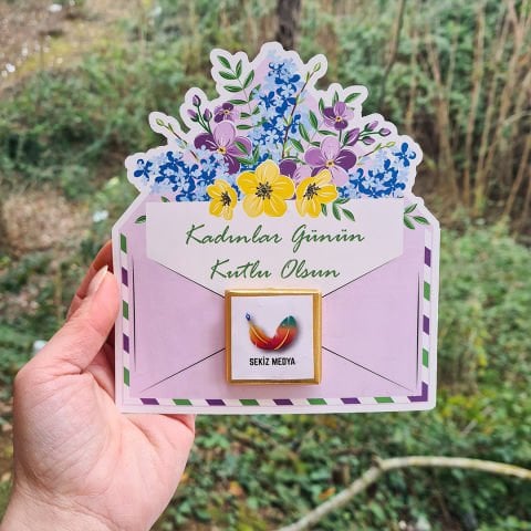 Çiçekli Zarf Şeklinde Özel Kesim Çikolatalı Kadınlar Günü Hediyesi