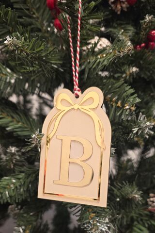 Baş Harfli Pencere Model Fiyonklu Yılbaşı Ağaç Süsü - Gold Baş Harf ve Fiyonk Tasarım Yeni Yıl Süsü