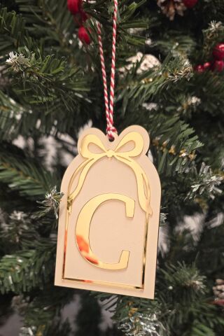 Baş Harfli Pencere Model Fiyonklu Yılbaşı Ağaç Süsü - Gold Baş Harf ve Fiyonk Tasarım Yeni Yıl Süsü