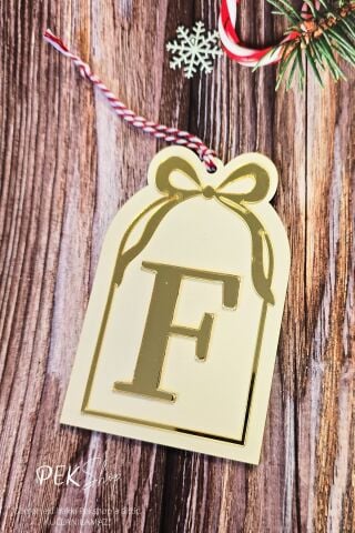 Baş Harfli Pencere Model Fiyonklu Yılbaşı Ağaç Süsü - Gold Baş Harf ve Fiyonk Tasarım Yeni Yıl Süsü F