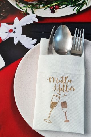 Kumaş Dokulu Mutlu Yıllar Yazılı Yılbaşı Sofrası - Yeni Yıl Peçetesi