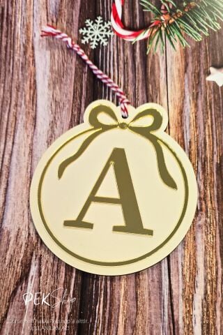 Baş Harfli Yuvarlak Model Fiyonklu Yılbaşı Ağaç Süsü - Gold Baş Harf ve Fiyonk Tasarım Yeni Yıl Süsü