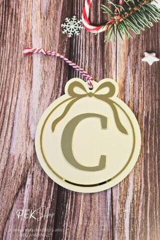 Baş Harfli Yuvarlak Model Fiyonklu Yılbaşı Ağaç Süsü - Gold Baş Harf ve Fiyonk Tasarım Yeni Yıl Süsü