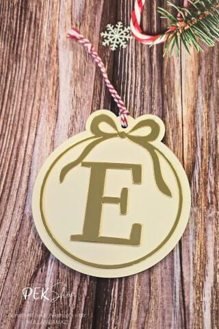 Baş Harfli Yuvarlak Model Fiyonklu Yılbaşı Ağaç Süsü - Gold Baş Harf ve Fiyonk Tasarım Yeni Yıl Süsü