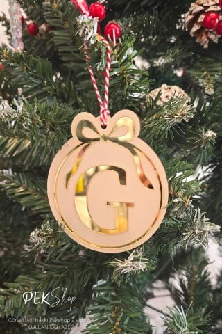 Baş Harfli Yuvarlak Model Fiyonklu Yılbaşı Ağaç Süsü - Gold Baş Harf ve Fiyonk Tasarım Yeni Yıl Süsü
