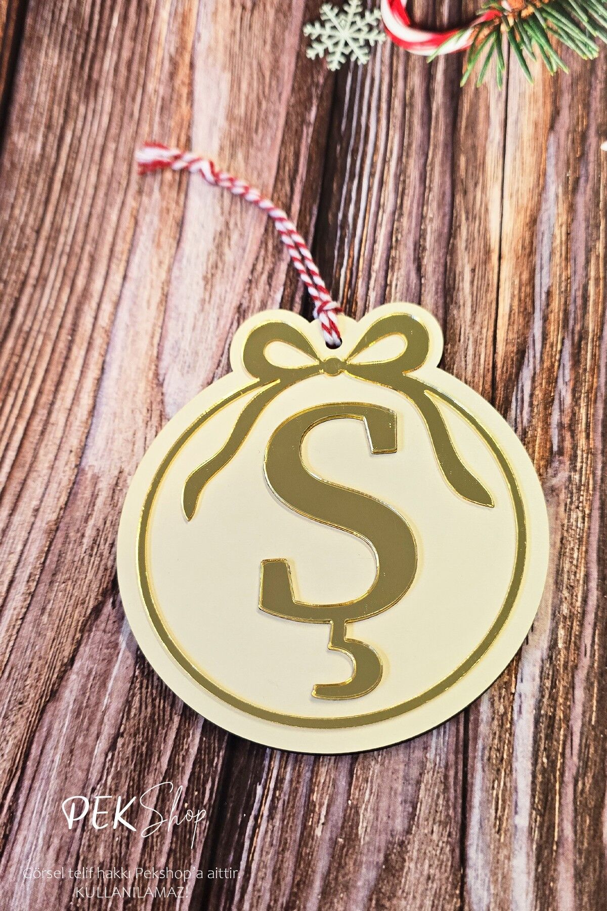 Baş Harfli Yuvarlak Model Fiyonklu Yılbaşı Ağaç Süsü - Gold Baş Harf ve Fiyonk Tasarım Yeni Yıl Süsü Ş