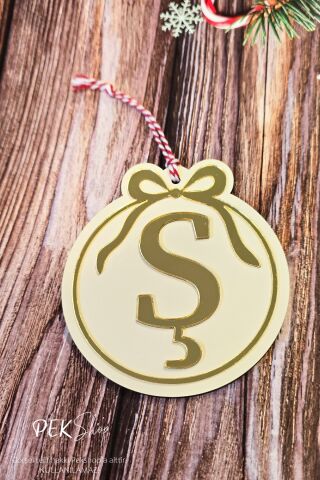 Baş Harfli Yuvarlak Model Fiyonklu Yılbaşı Ağaç Süsü - Gold Baş Harf ve Fiyonk Tasarım Yeni Yıl Süsü Ş