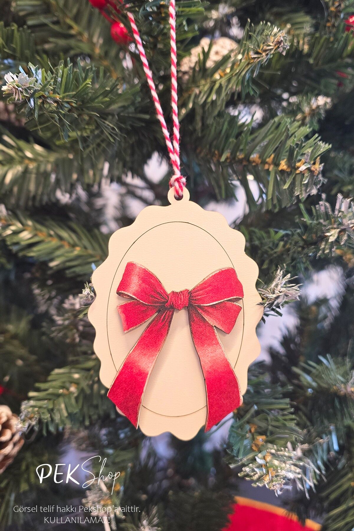 Kırmızı Fiyonk Figürlü Ahşap Yılbaşı Ağaç Süsü