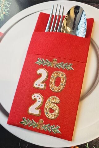 Kumaş Dokulu Kırmızı 2026 Kurabiye Adam Gingerbread Tasarım Baskılı Cepli Yılbaşı Peçetesi 6lı