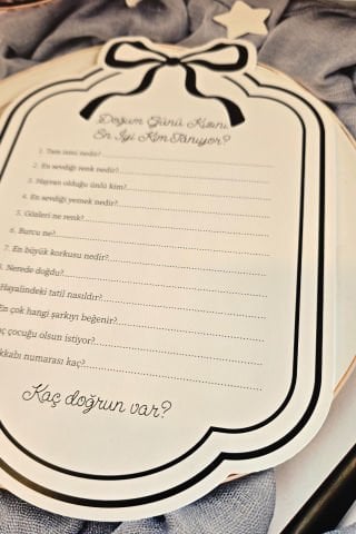 Siyah Beyaz Fiyonk Konsept Doğum Günü Kızını Kim Tanıyor Oyun Kartı