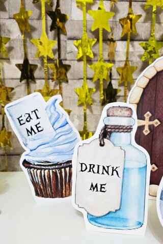 Alice in Wonderland Tema Doğum Günü Ayaklı Pano Seti Alice in Wonderland Doğum Günü Masa Üstü Panolar